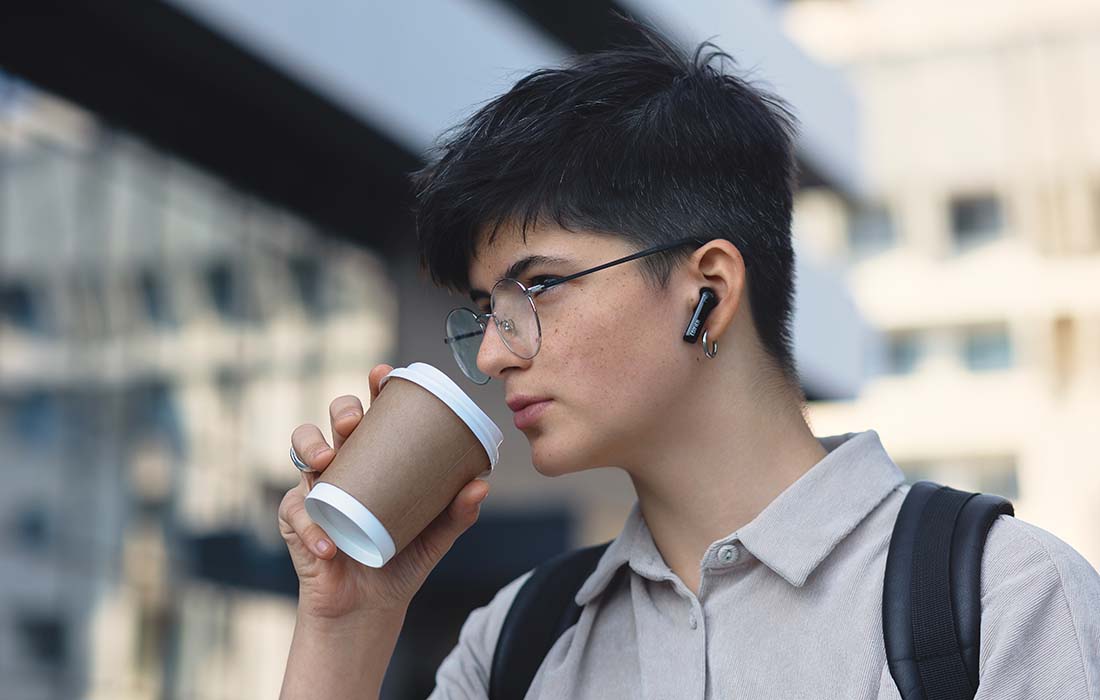 Photo of a man with earphones in the subway-کاماپرس