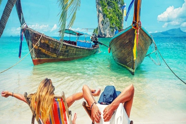 تصویری از آبوهوای آفتابی و استراحت درساحل شنی کناردریا