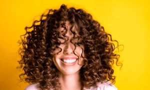 5 راهکار طلایی برای کاهش وز موی فر بعد از حمام