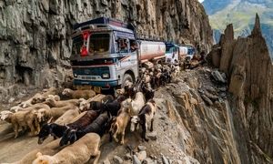 لحظه دلهره آور عبور خودروها از خطرناک ترین جاده های جهان (ویدیو)
