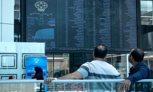 بورس روز 8 مرداد 1401/ شاخص کل روی ریل کاهشی حرکت می کند