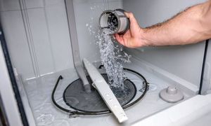 چرا ماشین ظرفشویی آب تخلیه نمی‌کند؟ (عیب‌یابی و رفع مشکل)