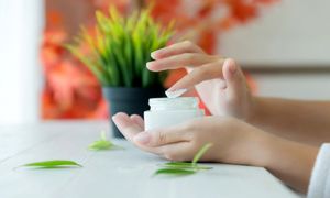 راهنمای استفاده اصولی از کرم های مرطوب کننده ، ضد چروک و دور چشم