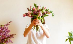 چرا گل‌ ها بهترین انتخاب برای هدیه هستند؟