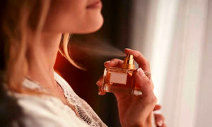 5 تاثیر شگفت انگیز عطر زدن در موقعیت های اجتماعی