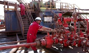 استمرار کار روی دکل های حفاری نفت با رعایت نکات بهداشتی