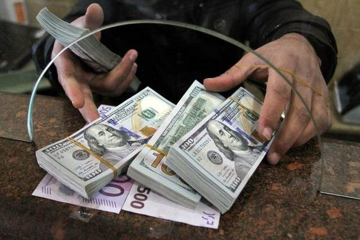 دلالان قیمت دلار را به بالای ۲۵ هزار تومان می‌کشند؟
